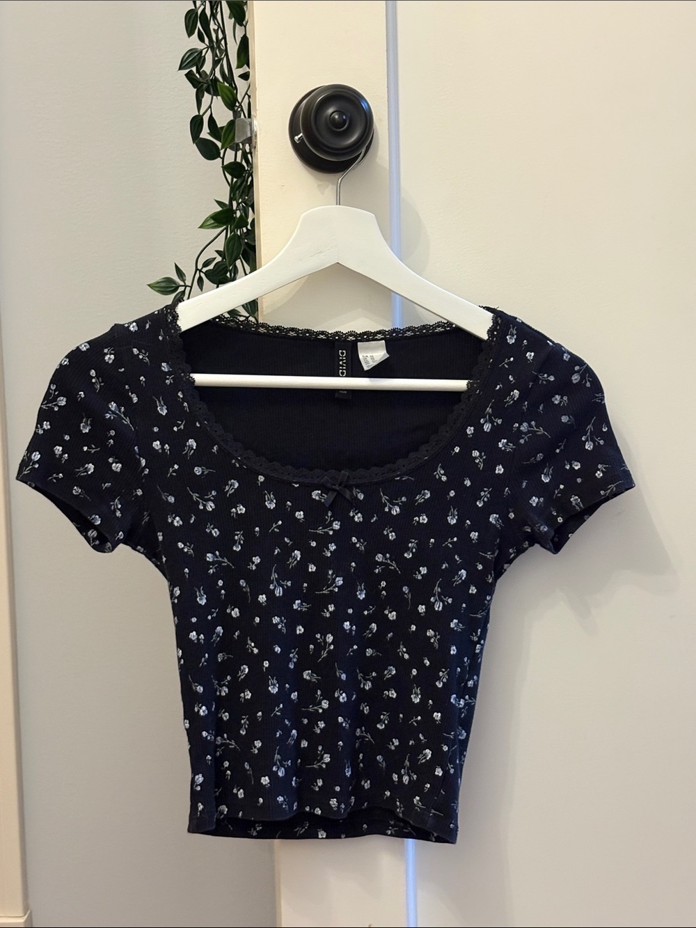 H&M Black Floral Scoop Neck Short Sleeve Top